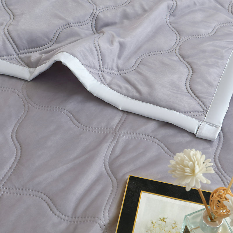 1pc Innovative Soundwave Design Ultra Soft Thin Quilt, Cozy & Breathable All-Season Reversible Comforter For Hot Sleepers, Ideal Lightweight Bedding For Bed, Sofa, Office, Travel & Camping, Machine Wa