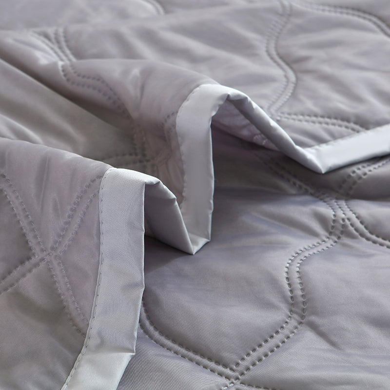 1pc Innovative Soundwave Design Ultra Soft Thin Quilt, Cozy & Breathable All-Season Reversible Comforter For Hot Sleepers, Ideal Lightweight Bedding For Bed, Sofa, Office, Travel & Camping, Machine Wa